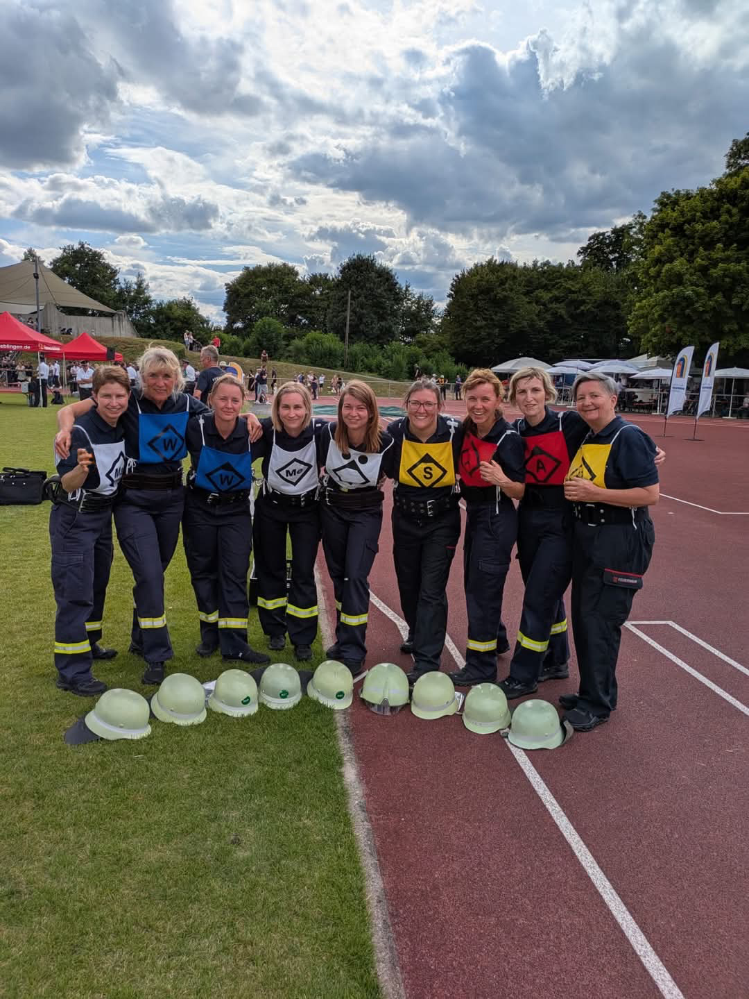 DM_Böblingen_Frauen Feuerwehrfrauen holen Silber und halten die Medaillen in der Hand