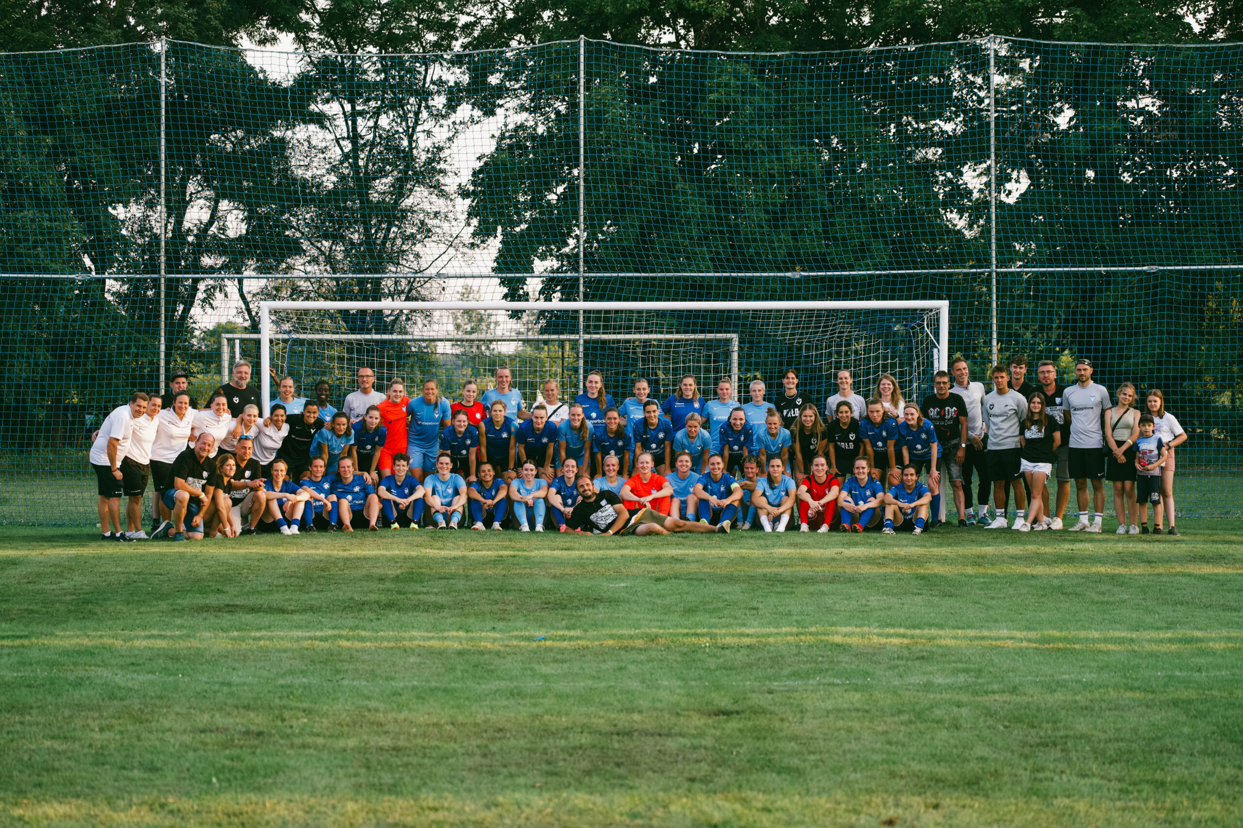 DSC05341 Fussballmannschaft steht auf dem Platz