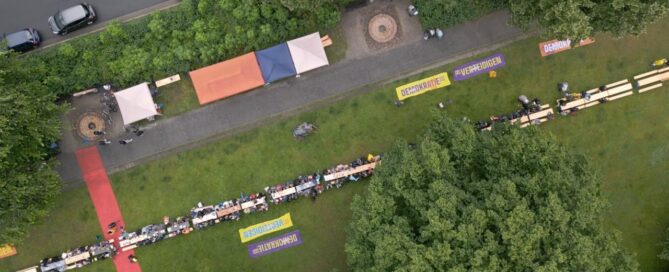 Luftaufnahme. Es zeigt Menschen die auf der Straße demonstrieren.