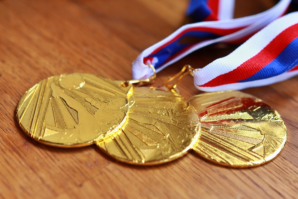 medaille Goldmedaillen liegen auf dem Tisch