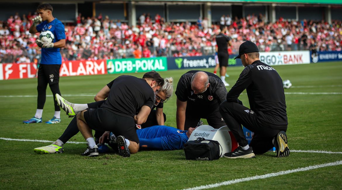 Elias Bethke Ein Spieler liegt verletzt auf dem Fussballplatz