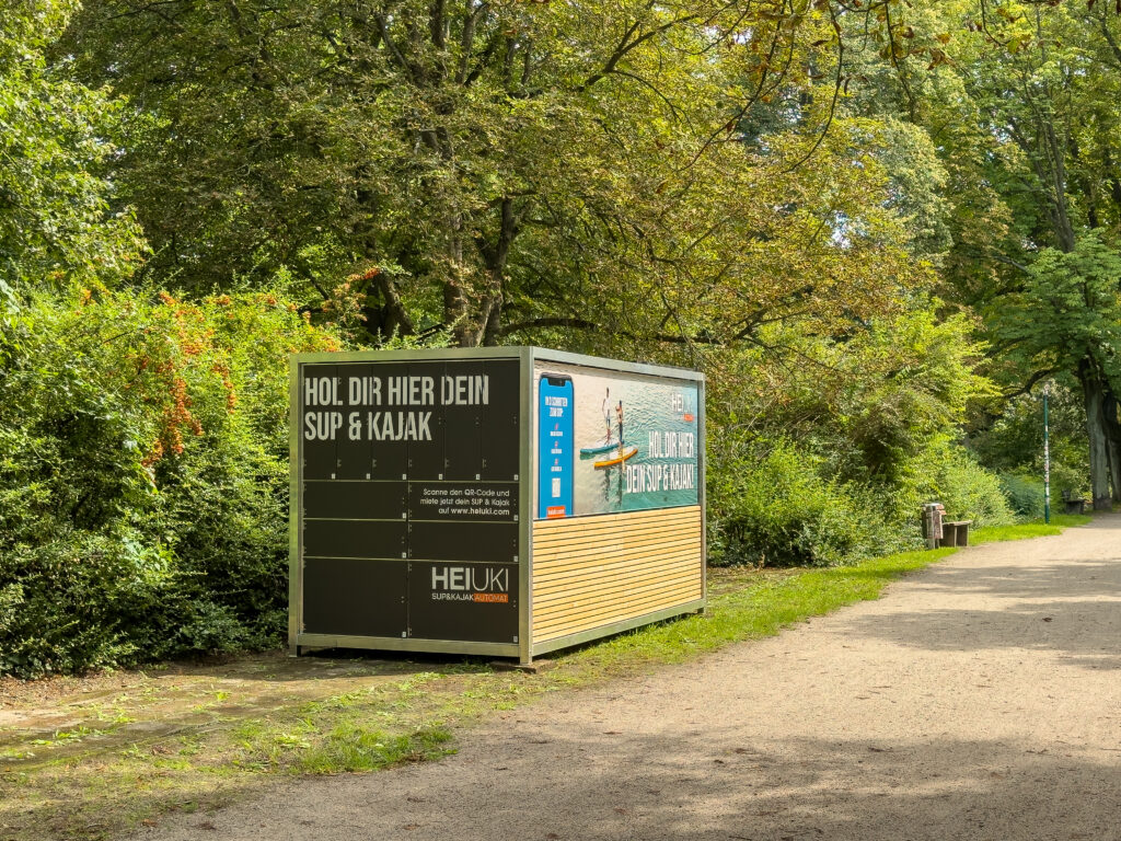 Holzbox die auf dem Gehweg steht