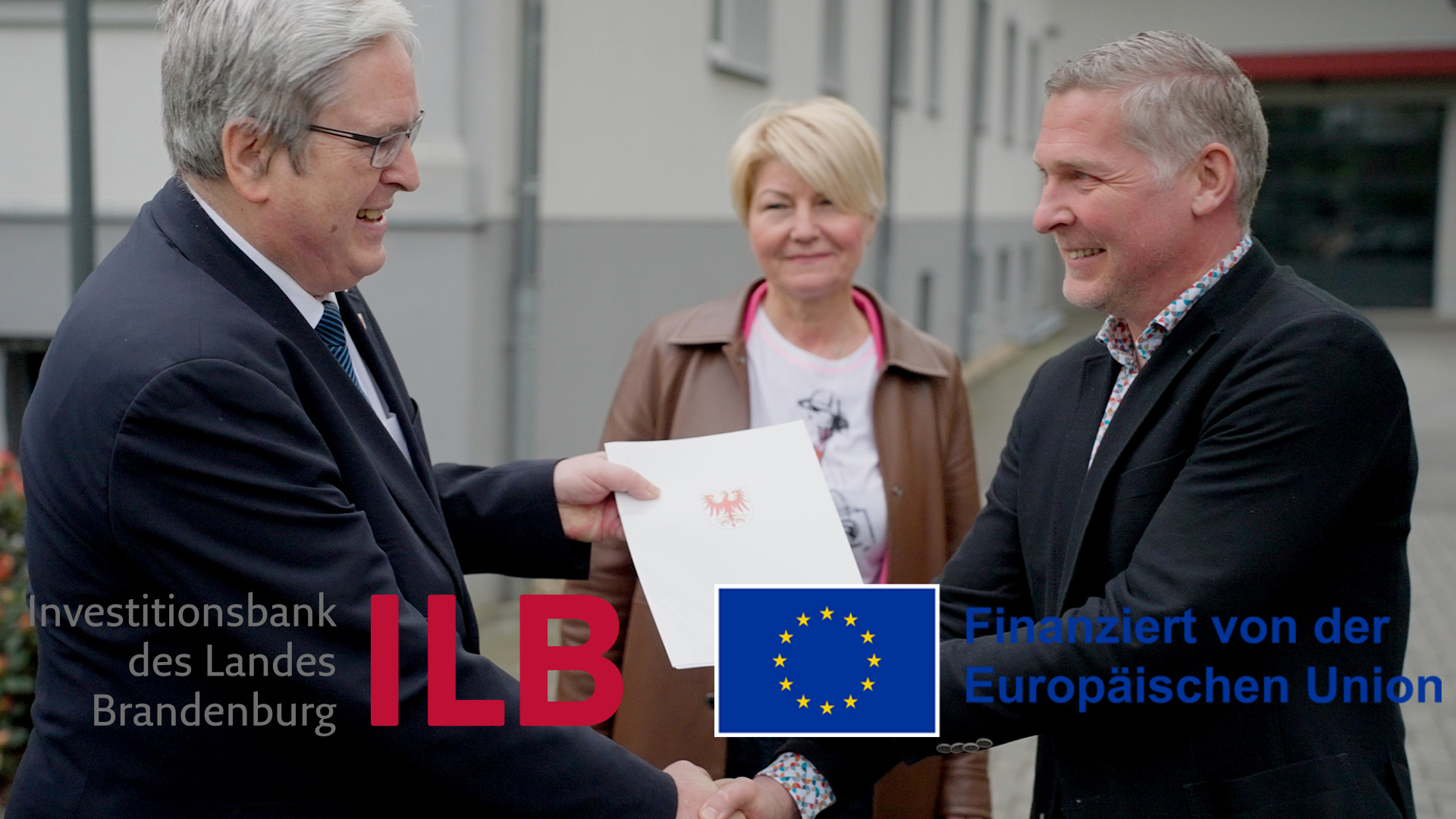 JTF-Foerderung Ein Handwerksunternehmen erhält einen Förderbescheid. Mit Logos der ILB und der EU.