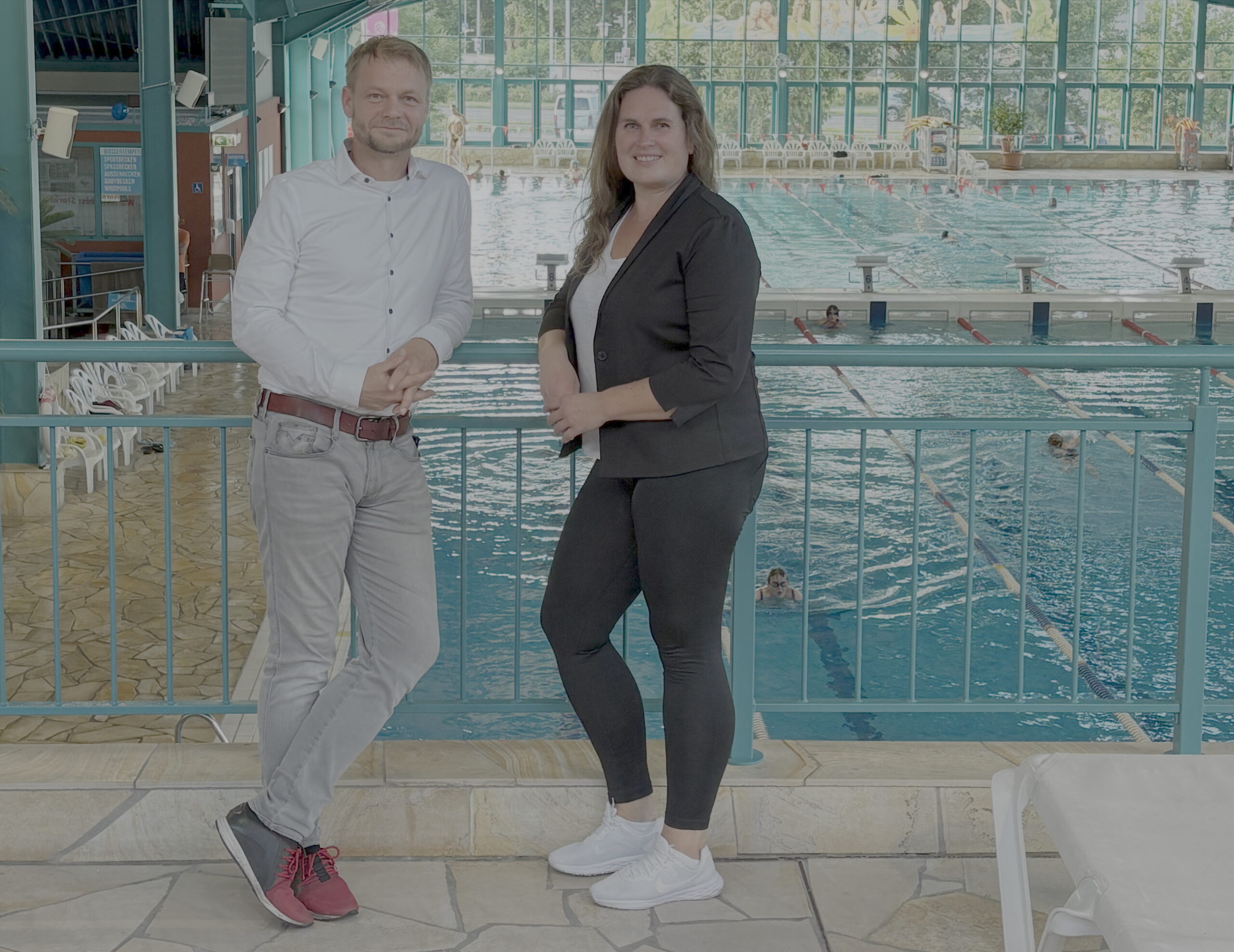 Lagune Das Bild zeigt zwie Menschen die im Schwimmbad stehen