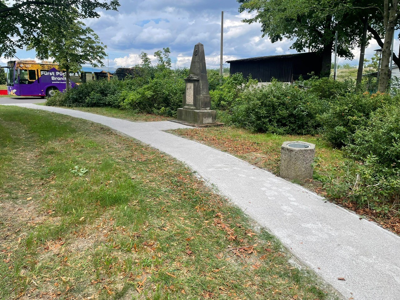 PM_GPC_Schlichow_Denkmal Auf dem Bild ist ein Weg und ein Denkmal zu sehen
