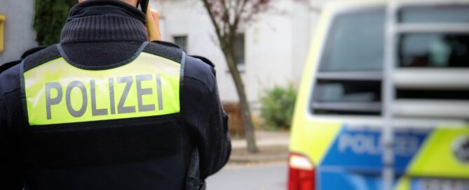 Auf dem Bild ist ein Polizist zu sehen