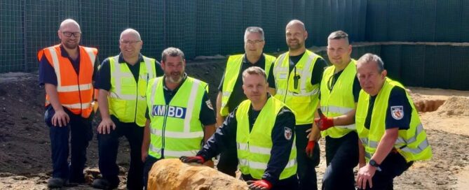 Menschen stehen vor einer Bombe