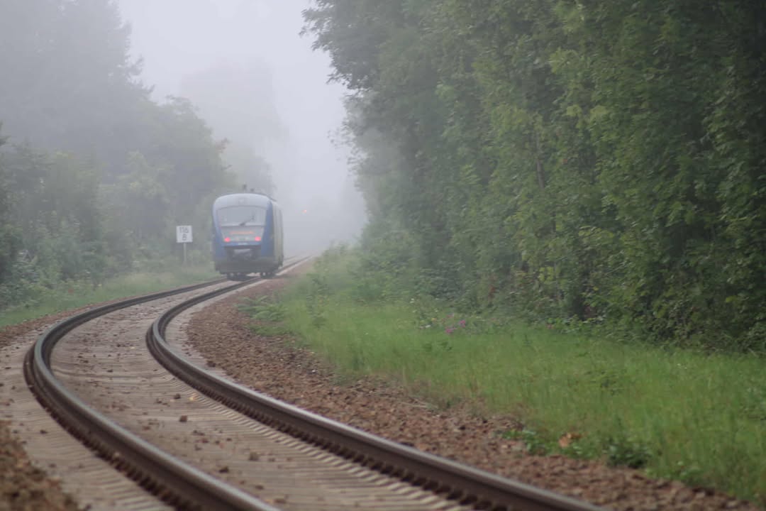 Bahnstrecke und ein Zug rollt an