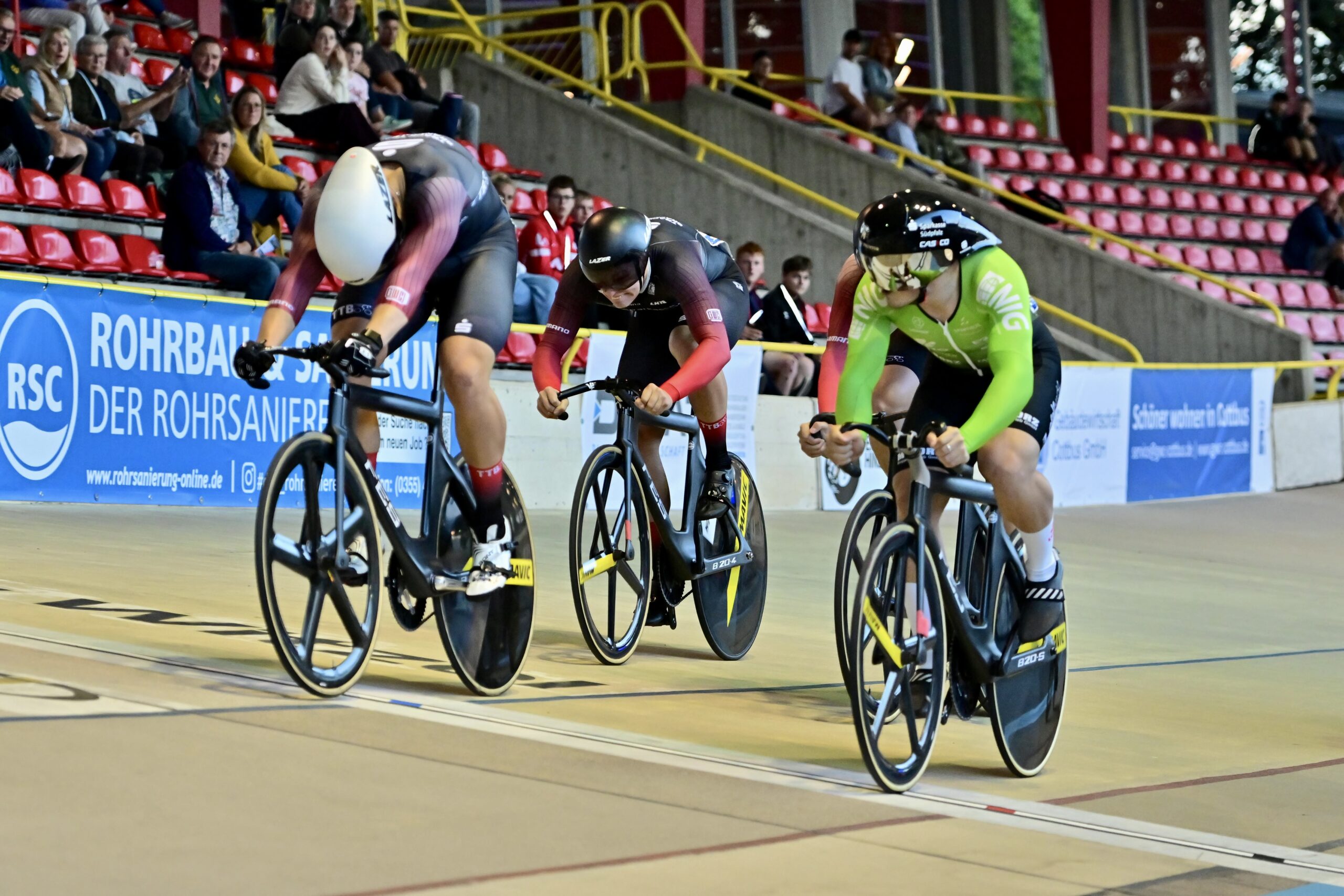 Bahnrad Bahnradsportler sind auf dem Bild zu sehen