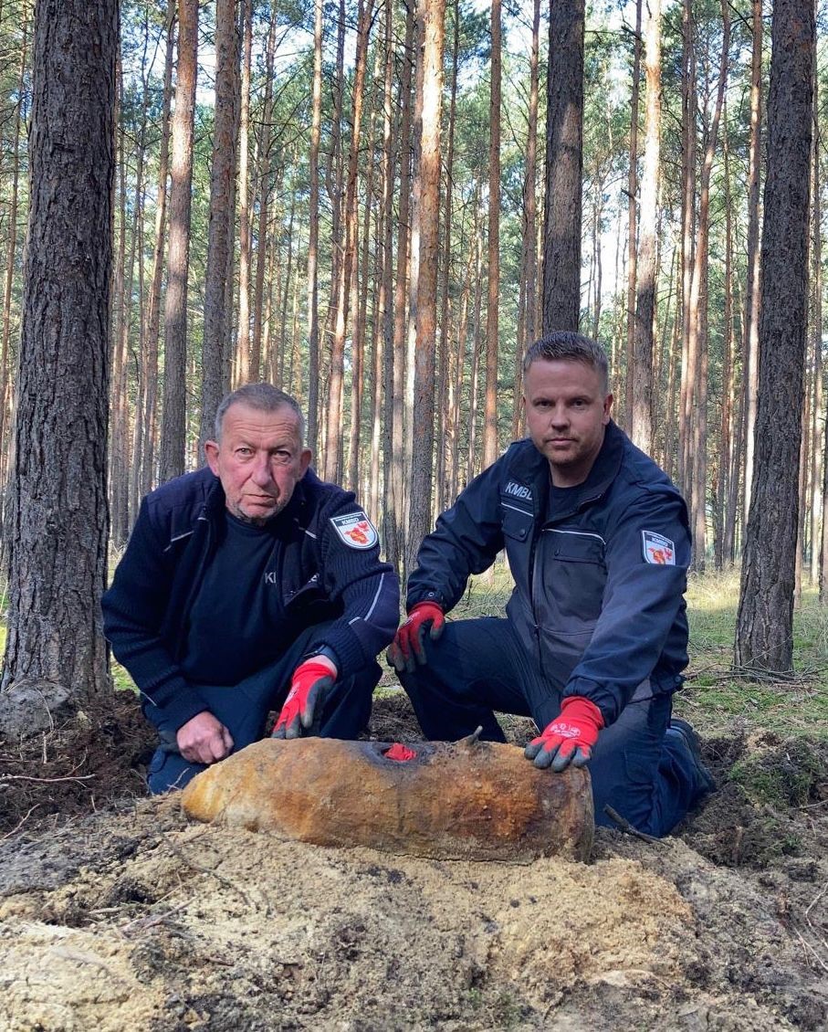 Bombe_A15_2 Die Sprengmeister mit der entschärften Bombe nahe der A15 südlich von Cottbus-Kahren.