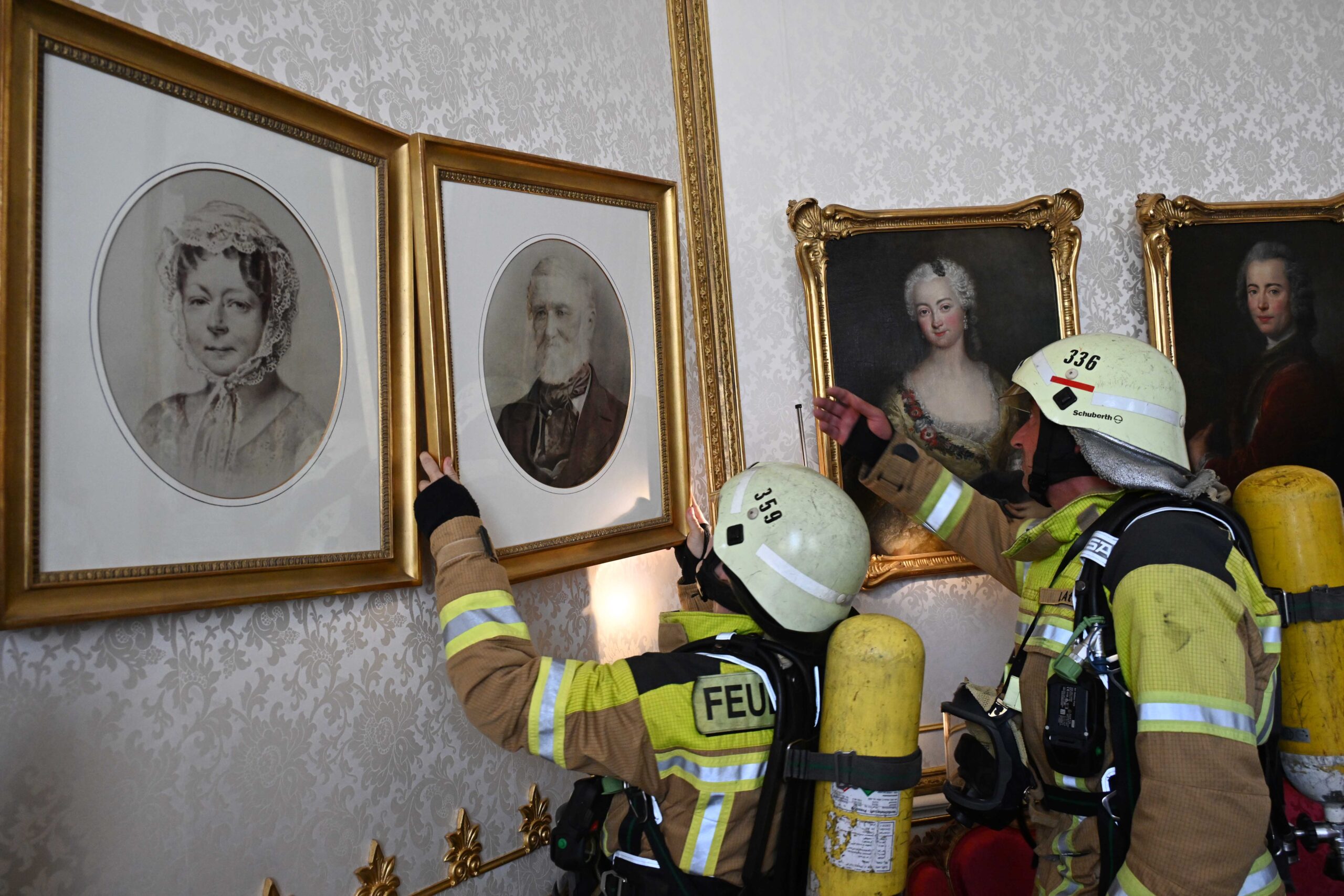 Die Feuerwehr steht vor Bildern