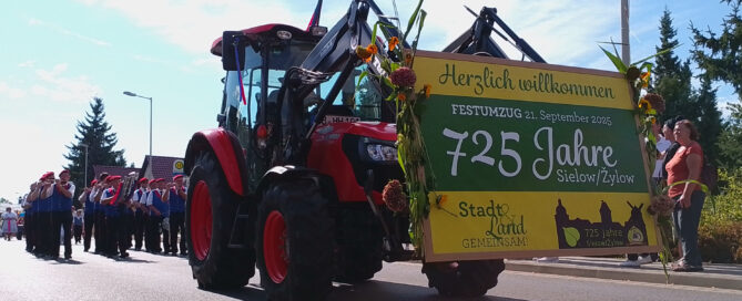 Ein Traktor führt den Festumzug bei 725 Jahre Sielow an.