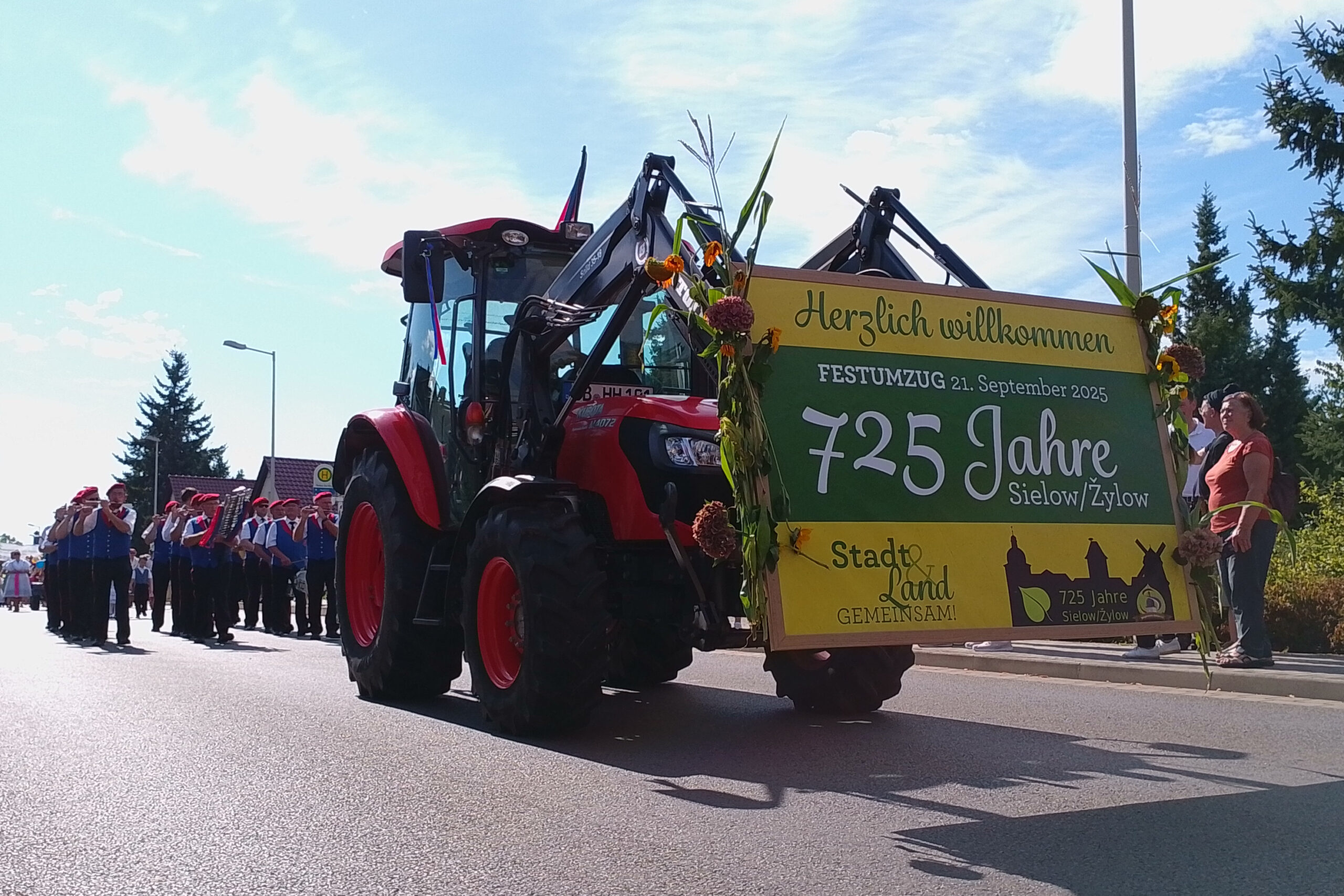 Festumzug01 Ein Traktor führt den Festumzug bei 725 Jahre Sielow an.