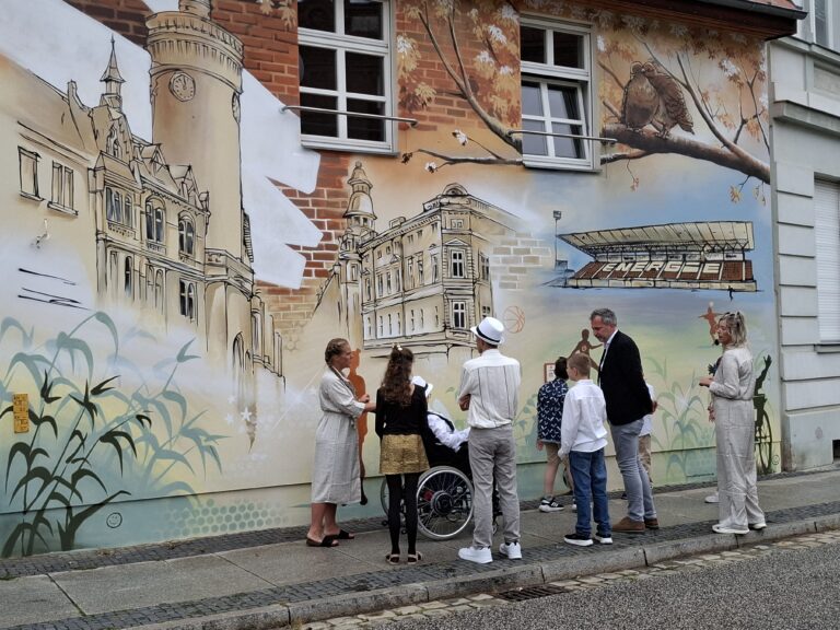 Auf dem Bild ist ein Kunstwerk von Cottbus zu sehen.