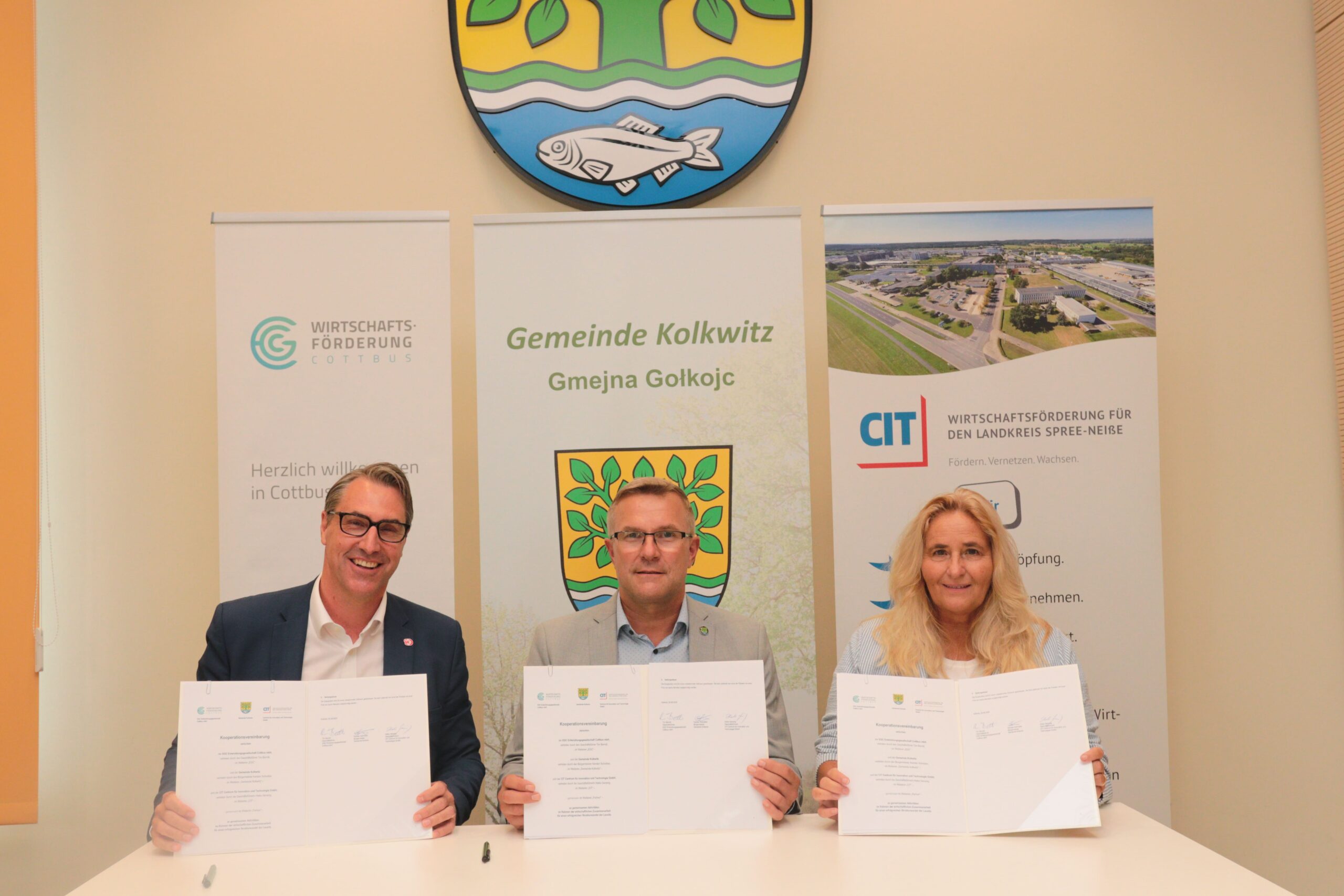 Menschen unterzeichnen einen Vertrag