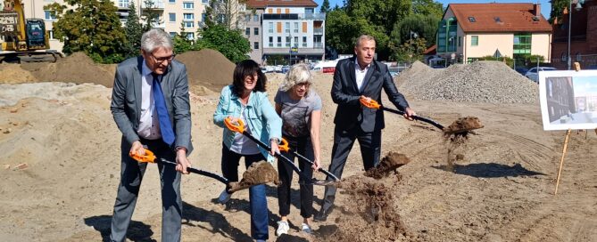 Spatenstich für eine neue Schule