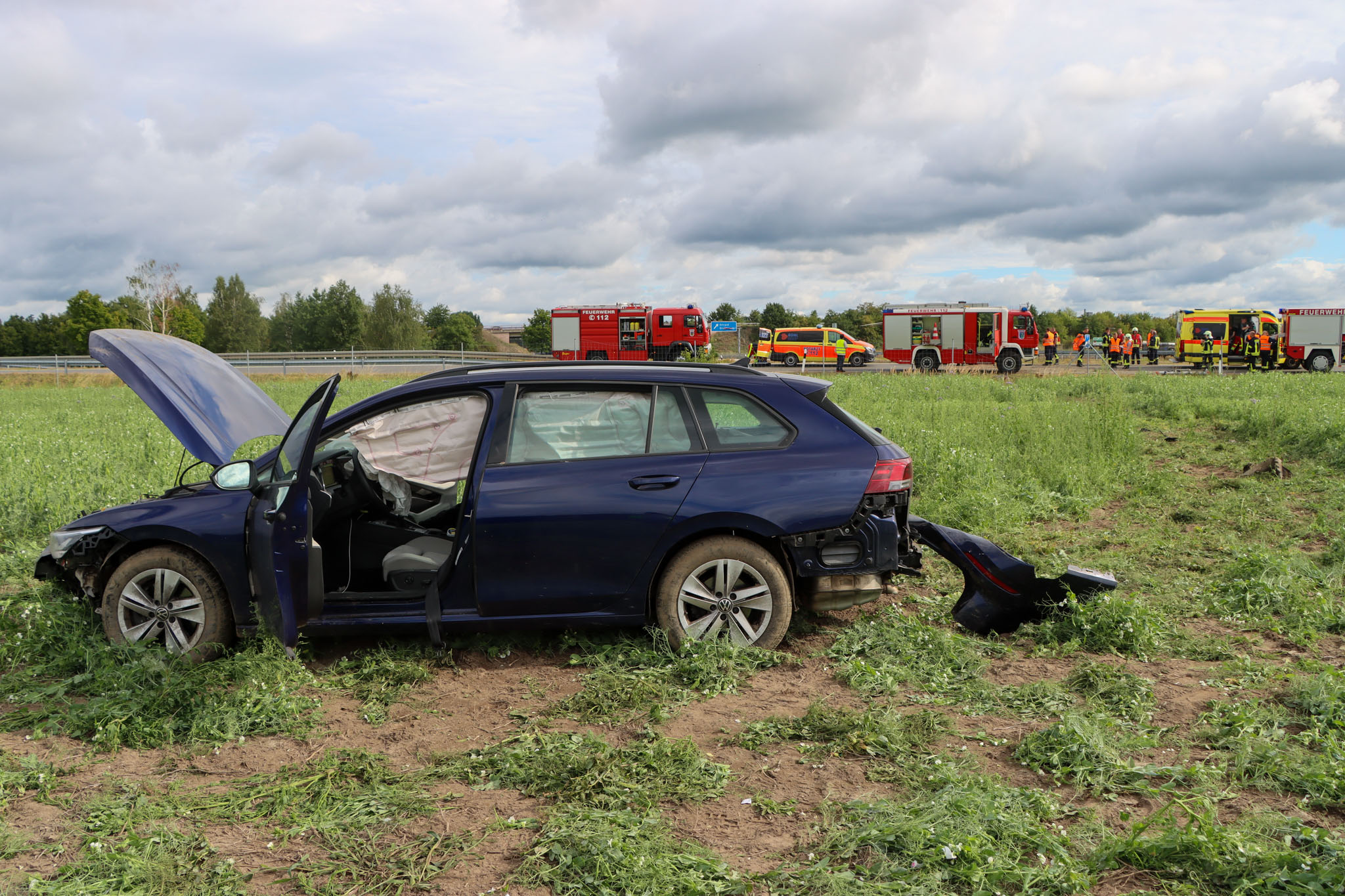 Unfall Ein Auto liegt im Graben