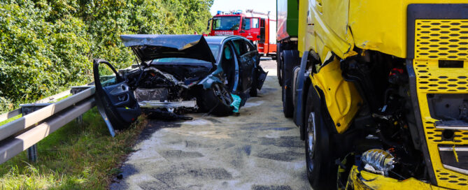 Unfall mit Auto und LKW