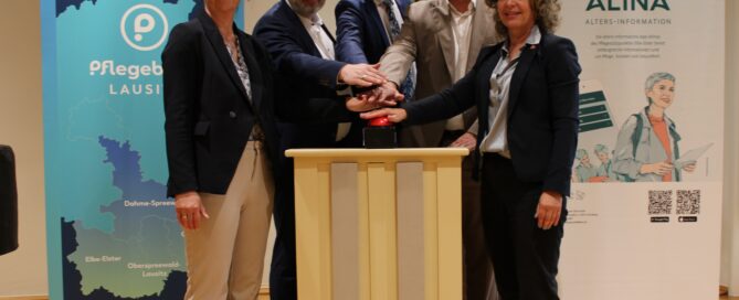 Der Startknopf für die ALiNA-Pflege-App wird gedrückt.