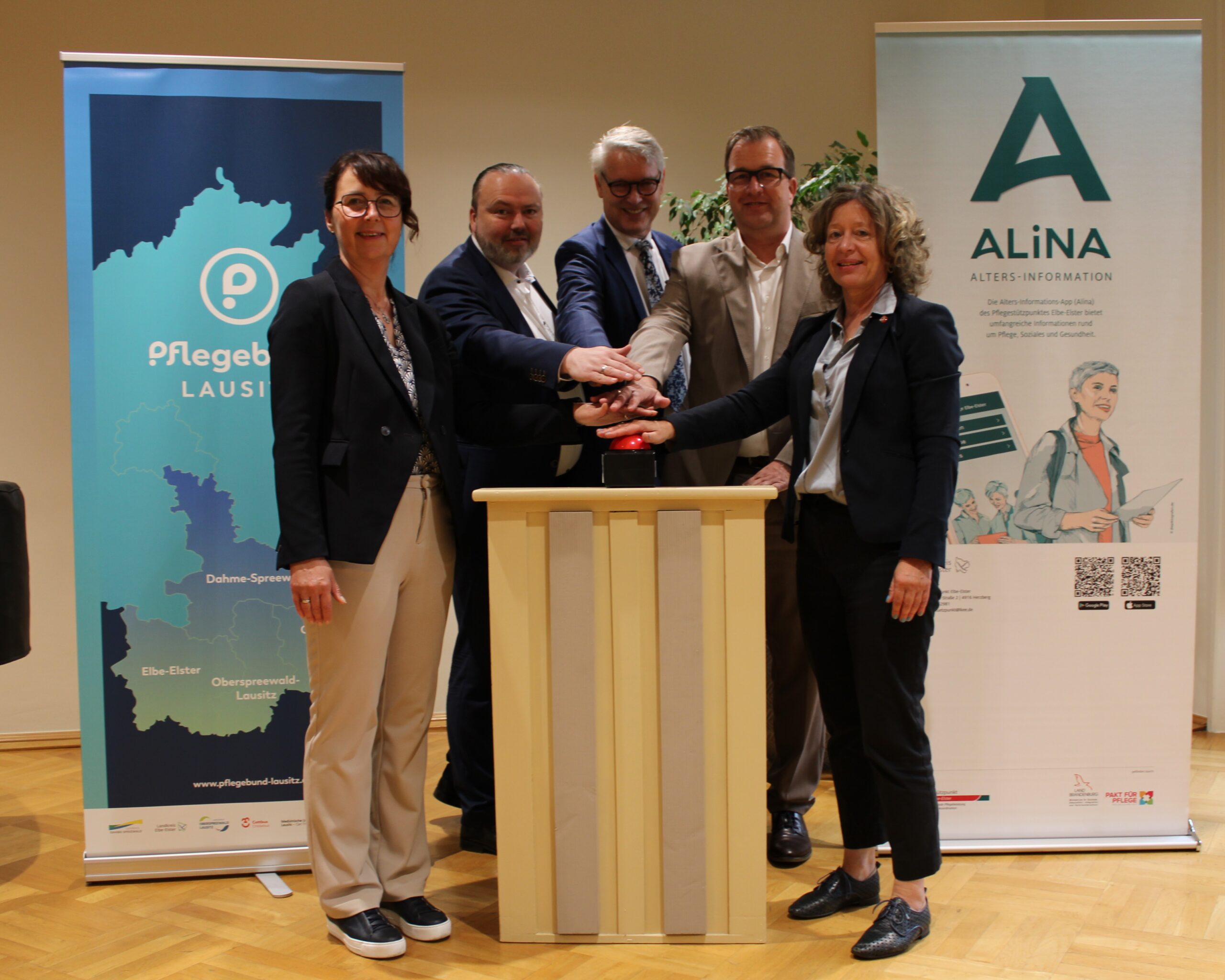 Der Startknopf für die ALiNA-Pflege-App wird gedrückt.