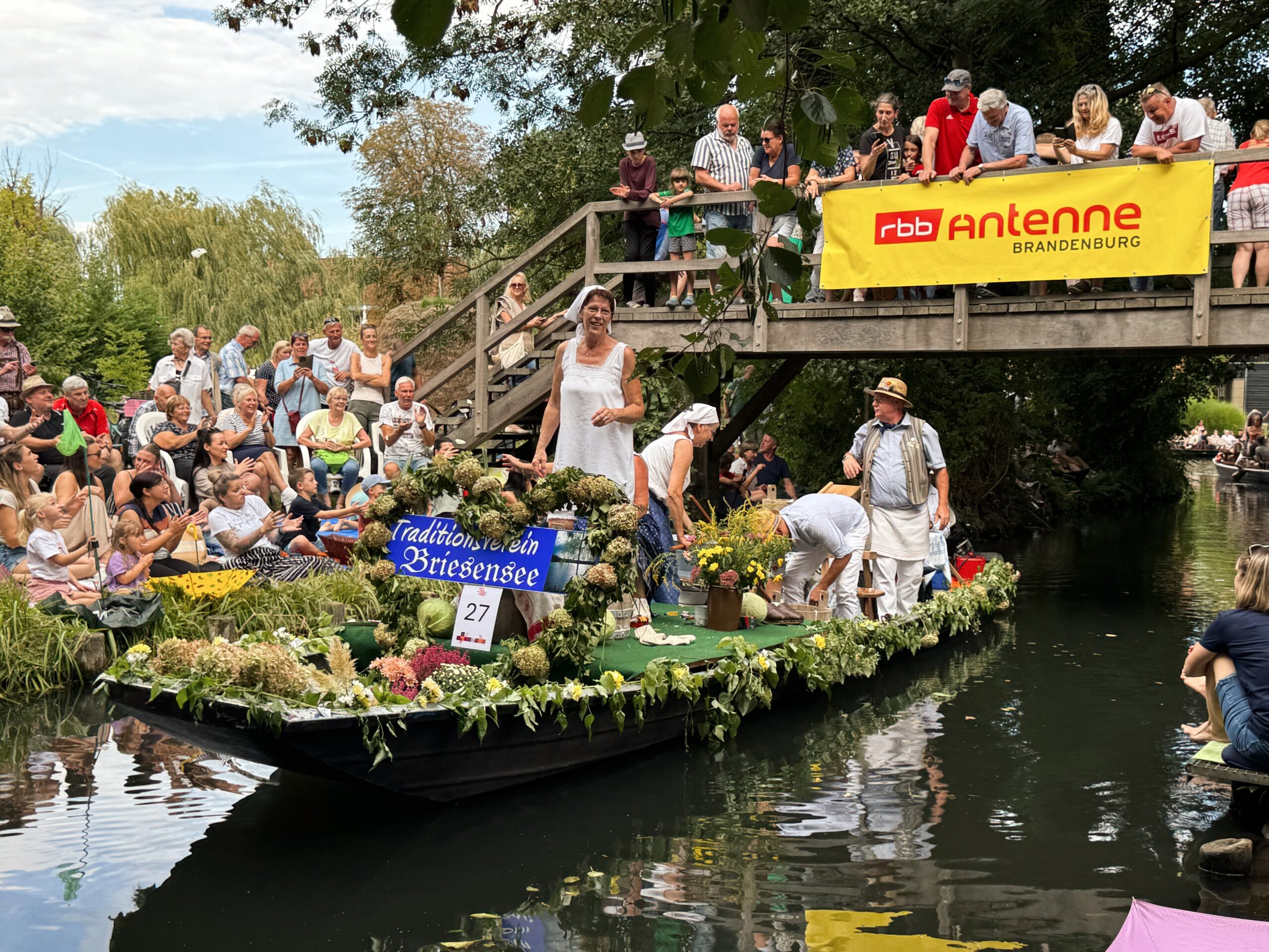 spreewaldfest Ein festlich geschmückter Kahn fährt zum Spreewaldfest durch Lübben.