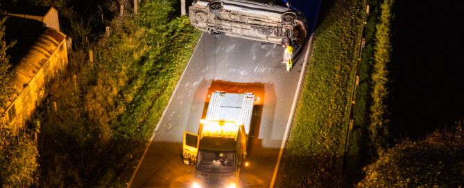 Ein Transporter ist nachts in Bronkow-Saadow umgekippt und blockiert die Durchfahrtsstraße.