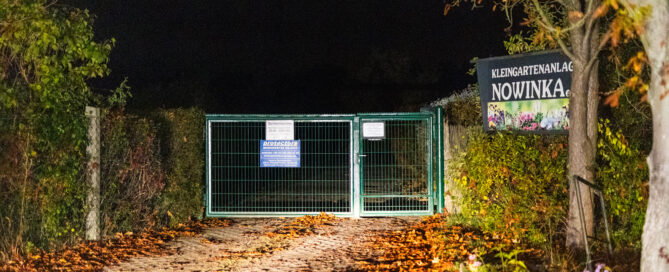 Das Tor der Kleingartenanlage Nowinka in Cottbus-Saspow.