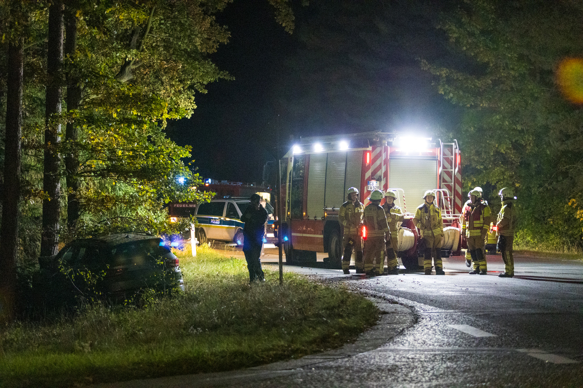 20251020_VuKlemmCB-3_gut Das Foto zeigt die Einsatzkräfte des Rettungsdienstes am Unfall-Wagen.