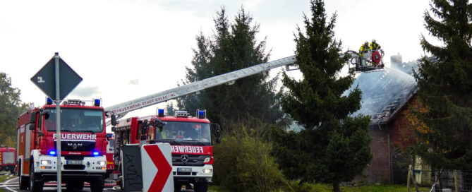 Ein Wohnhaus im Großräschener Ortsteil Wormlage steht in Brand, die Feuerwehr löscht.