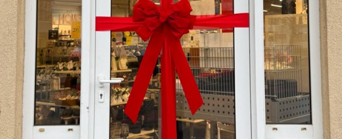 Ein Schaufenster in Forst ist mit einer roten Schleife verziert.