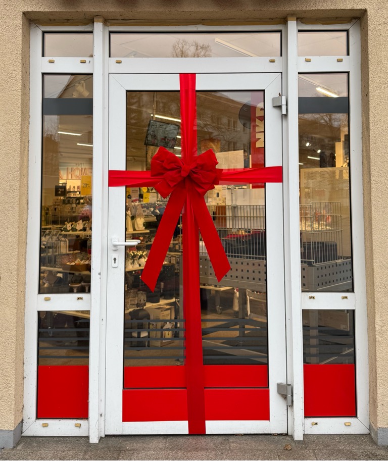 Ein Schaufenster in Forst ist mit einer roten Schleife verziert.