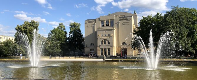 Der Brunnen am Schillerplatz mit funktionierenden Wasserfontänen.