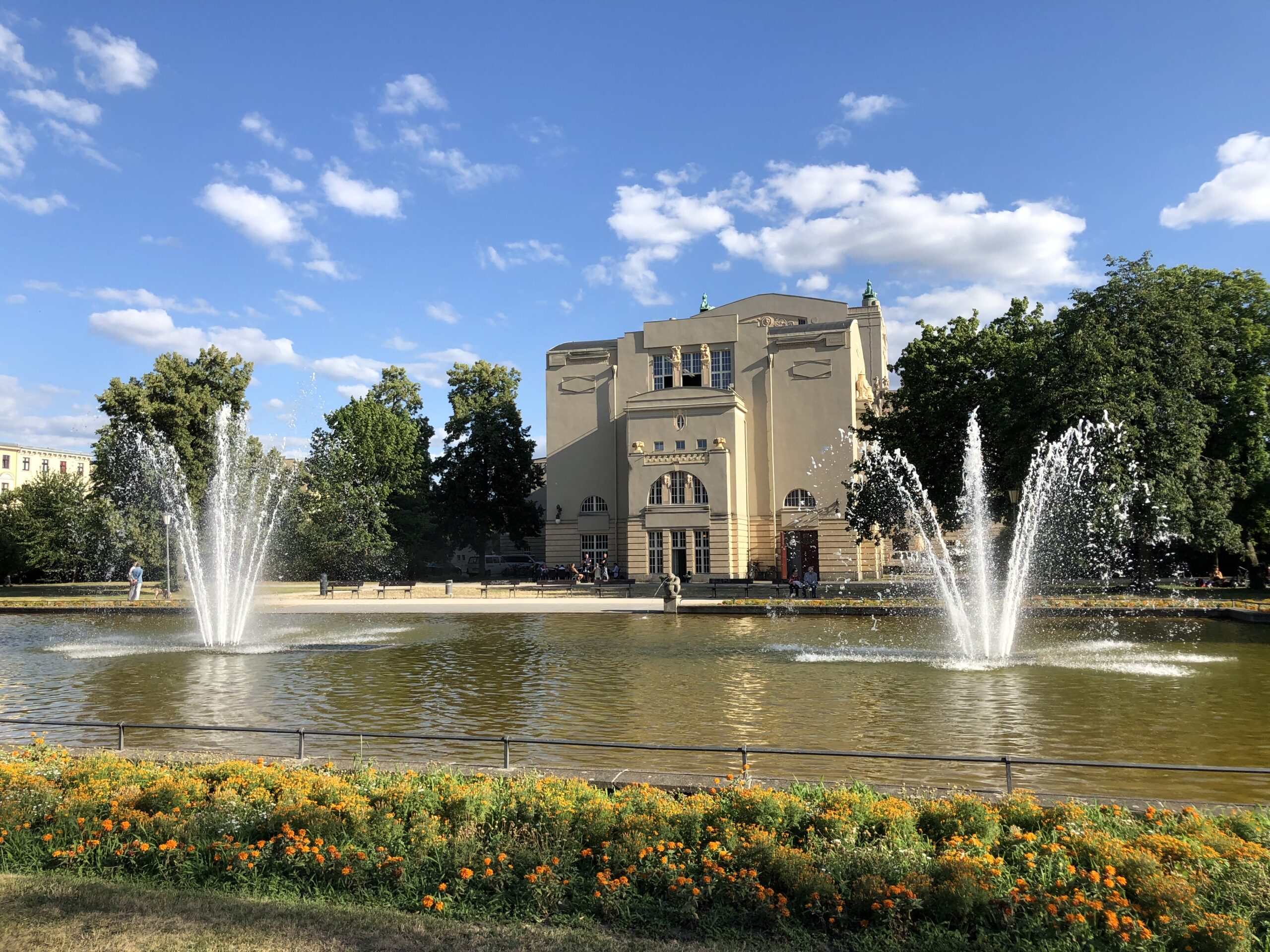 Brunnen Schillerplatz Der Brunnen am Schillerplatz mit funktionierenden Wasserfontänen.