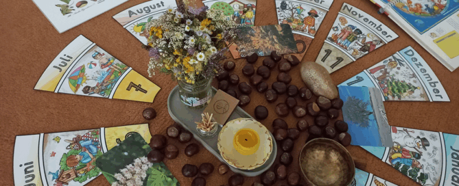 Das Foto zeigt Blätter und Naturmaterialien beim Morgenkreis Jahreszeiten an der Schule.