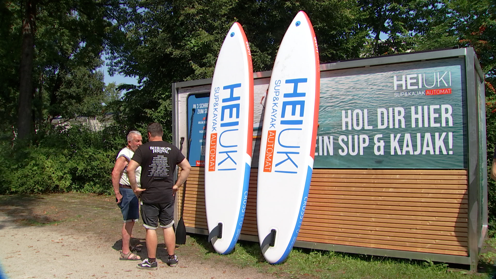 SUP-Box Die Stand Up Paddling und Kajak Ausleihbox am Ufer der Spree in Cottbus-Sandow.