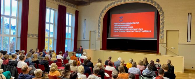 Eine Frau hält einen Vortrag auf der Trägerkonferenz Eingliederungshilfe im Stadthaus Cottbus.