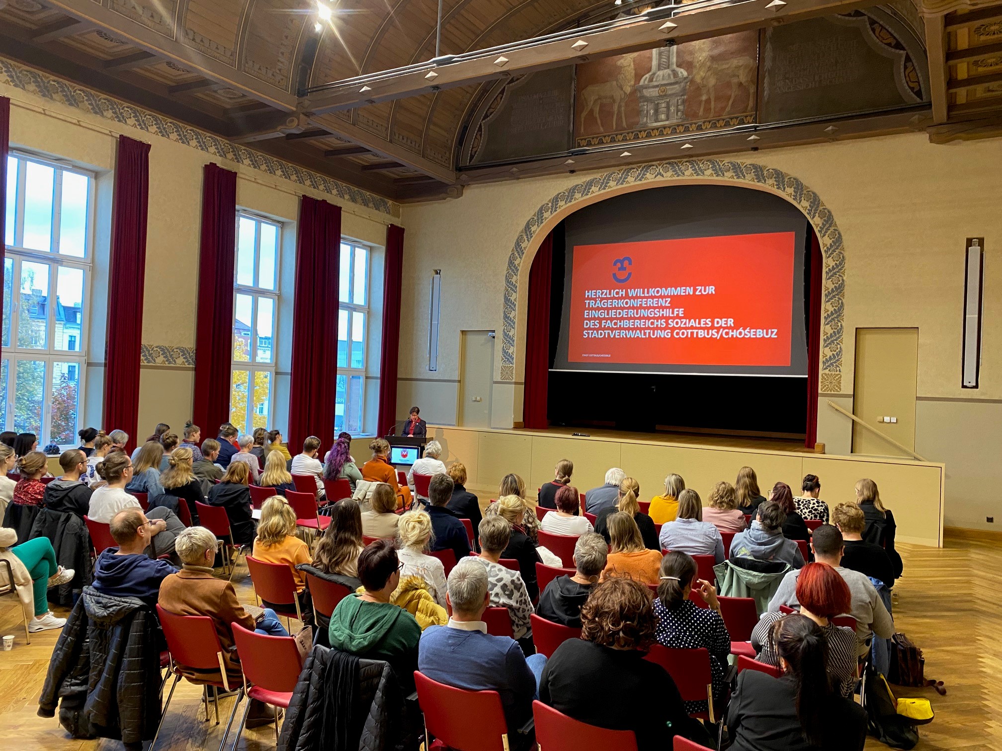 Eine Frau hält einen Vortrag auf der Trägerkonferenz Eingliederungshilfe im Stadthaus Cottbus.