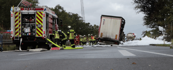 LKW ist auf der Autobahn umgekippt