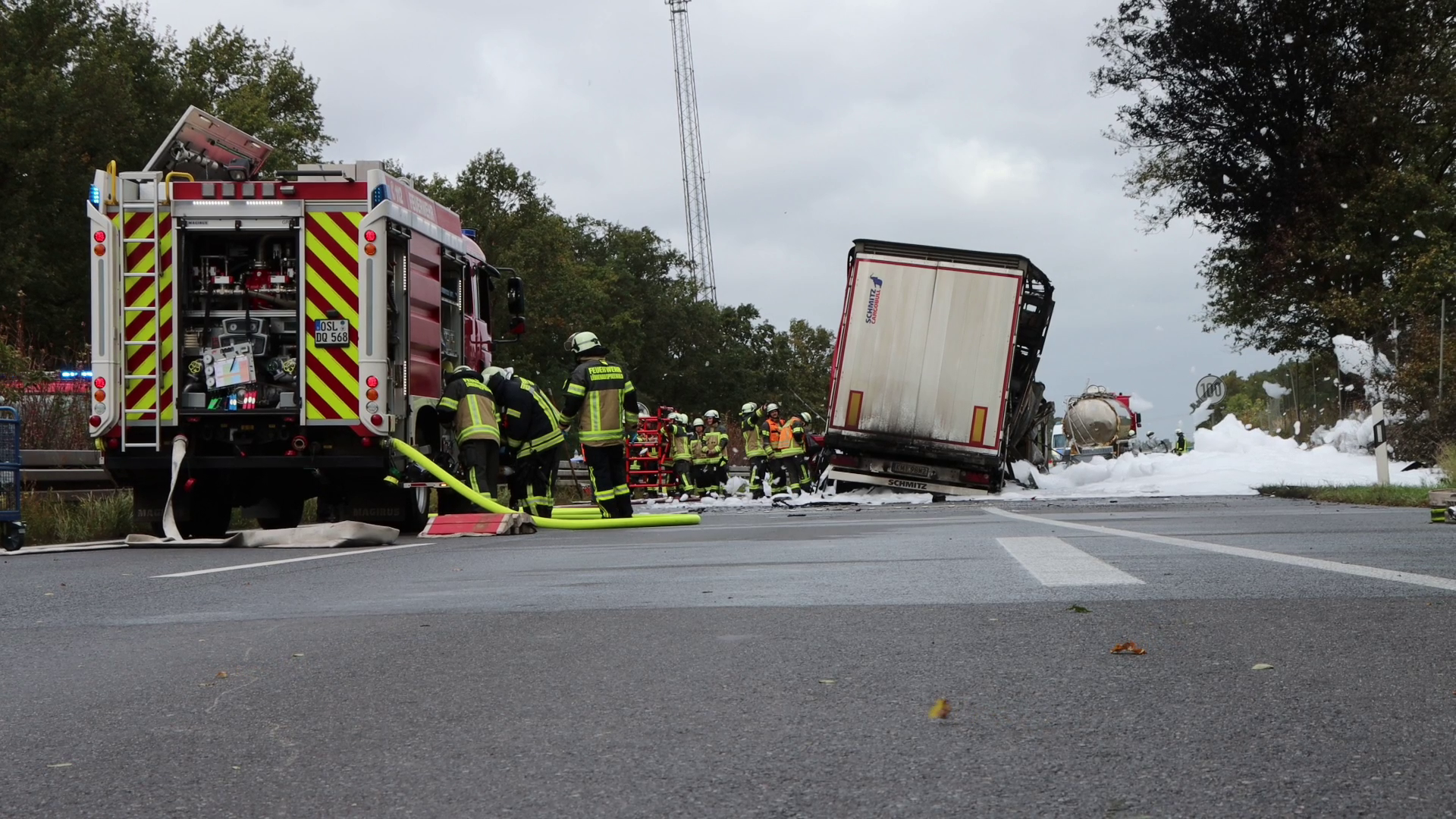 LKW ist auf der Autobahn umgekippt