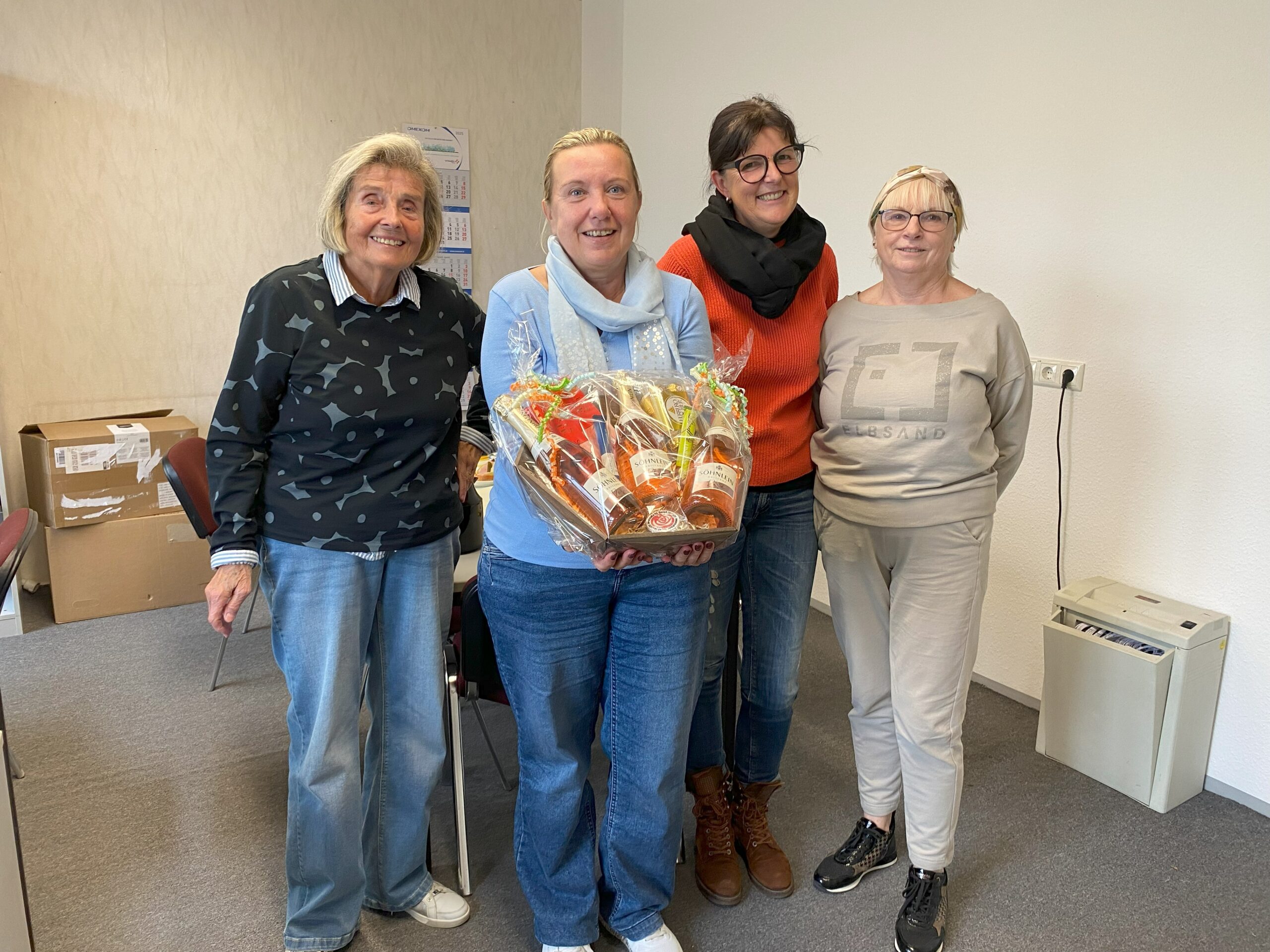 ZAK Forst Die Forster Bürgermeisterin Simone Taubenek bedankt sich beim Vostand des ZAK e.V. für die langjährige Arbeit.
