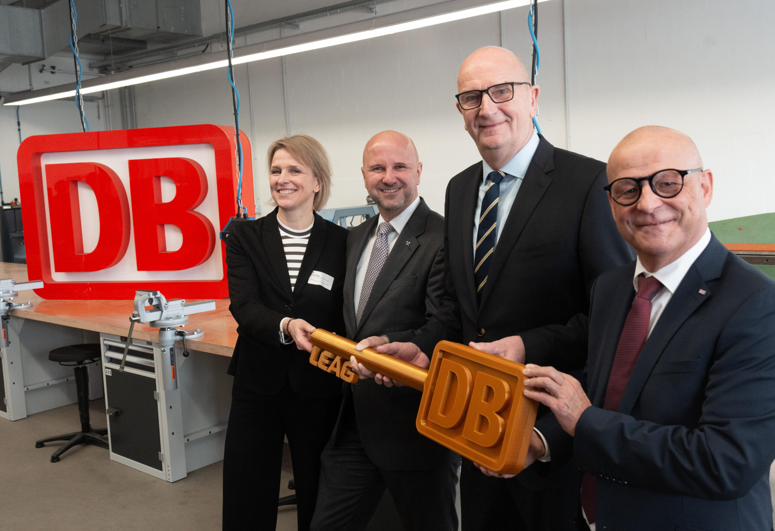Der Schlüssel für die Lehrwerkstatt wird von der LEAG an die Deutsche Bahn übergeben.