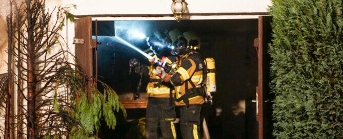 Die Feuerwehr löscht in Peitz einen Brand an einem Wohnhaus.