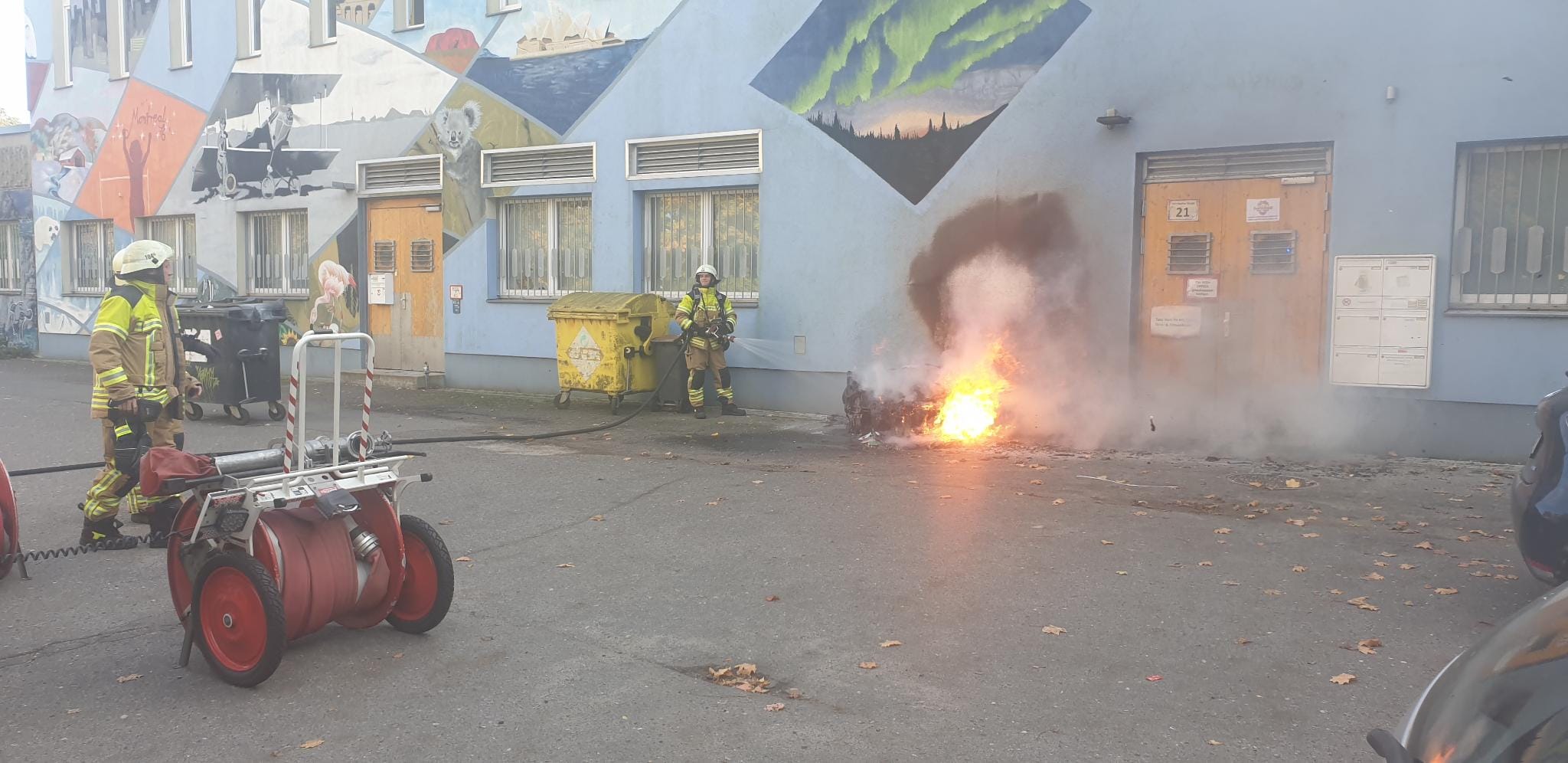 d8716123-ace8-4fbd-a9fe-69c9cef8076f Im Außenbereich des Kulturzentrums "Bunte Welt" ist ein Feuer zu sehen.