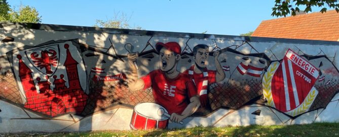 Ein Wandbild an der Schmellwitzer Oberschule zeigt Fans von Energie Cottbus.
