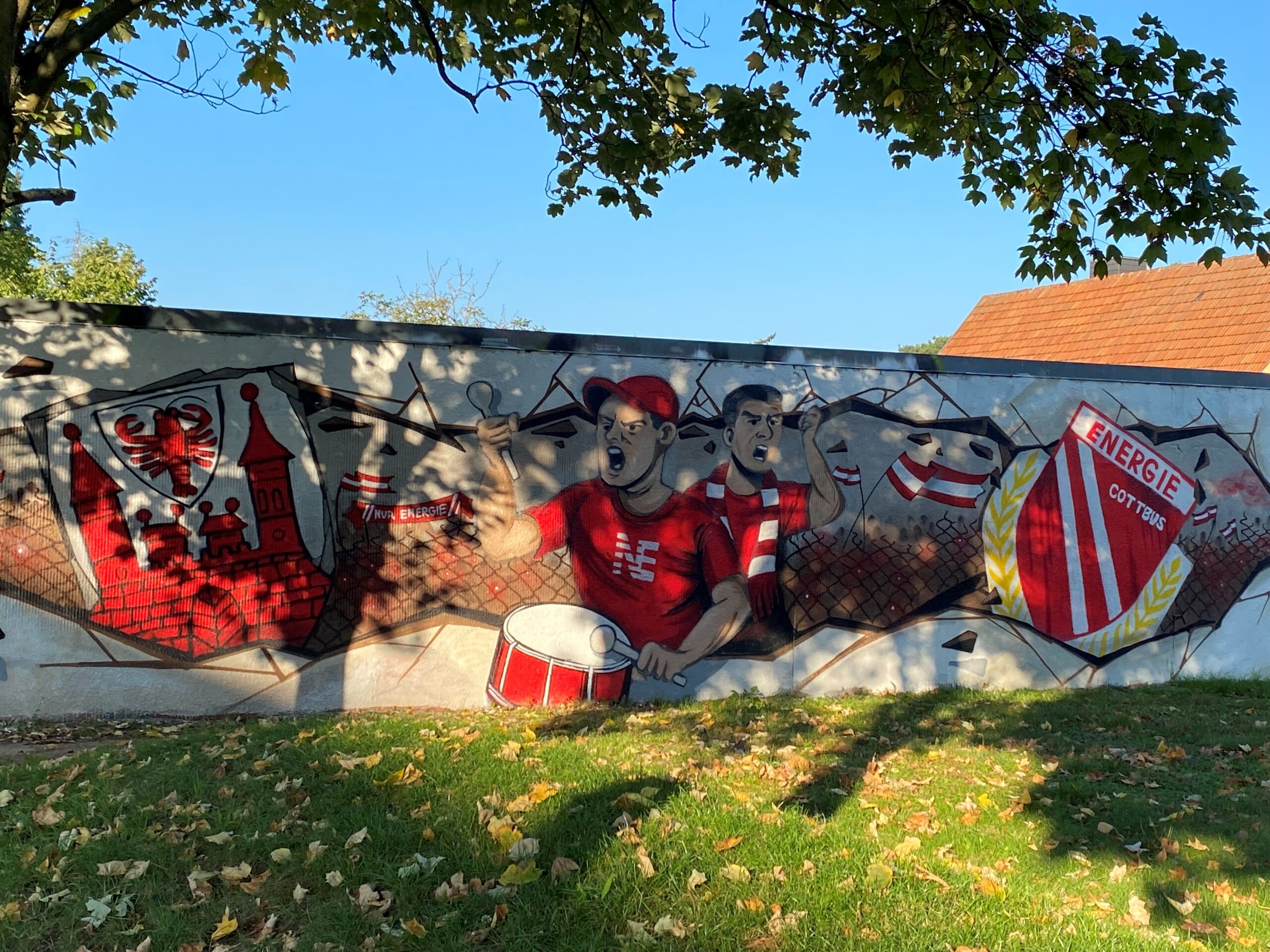 fce Ein Wandbild an der Schmellwitzer Oberschule zeigt Fans von Energie Cottbus.