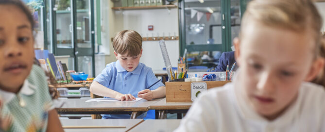 Kinder lernen konzentriert in der Schule im Unterricht.