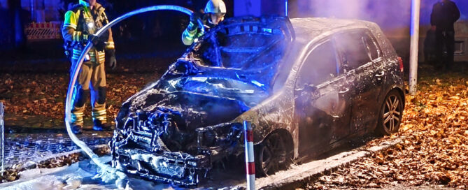 Die Feuerwehr löscht einen brennenden VW Golf.