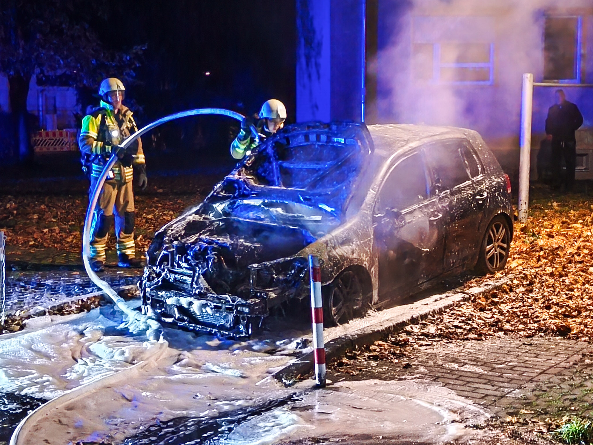 Die Feuerwehr löscht einen brennenden VW Golf.