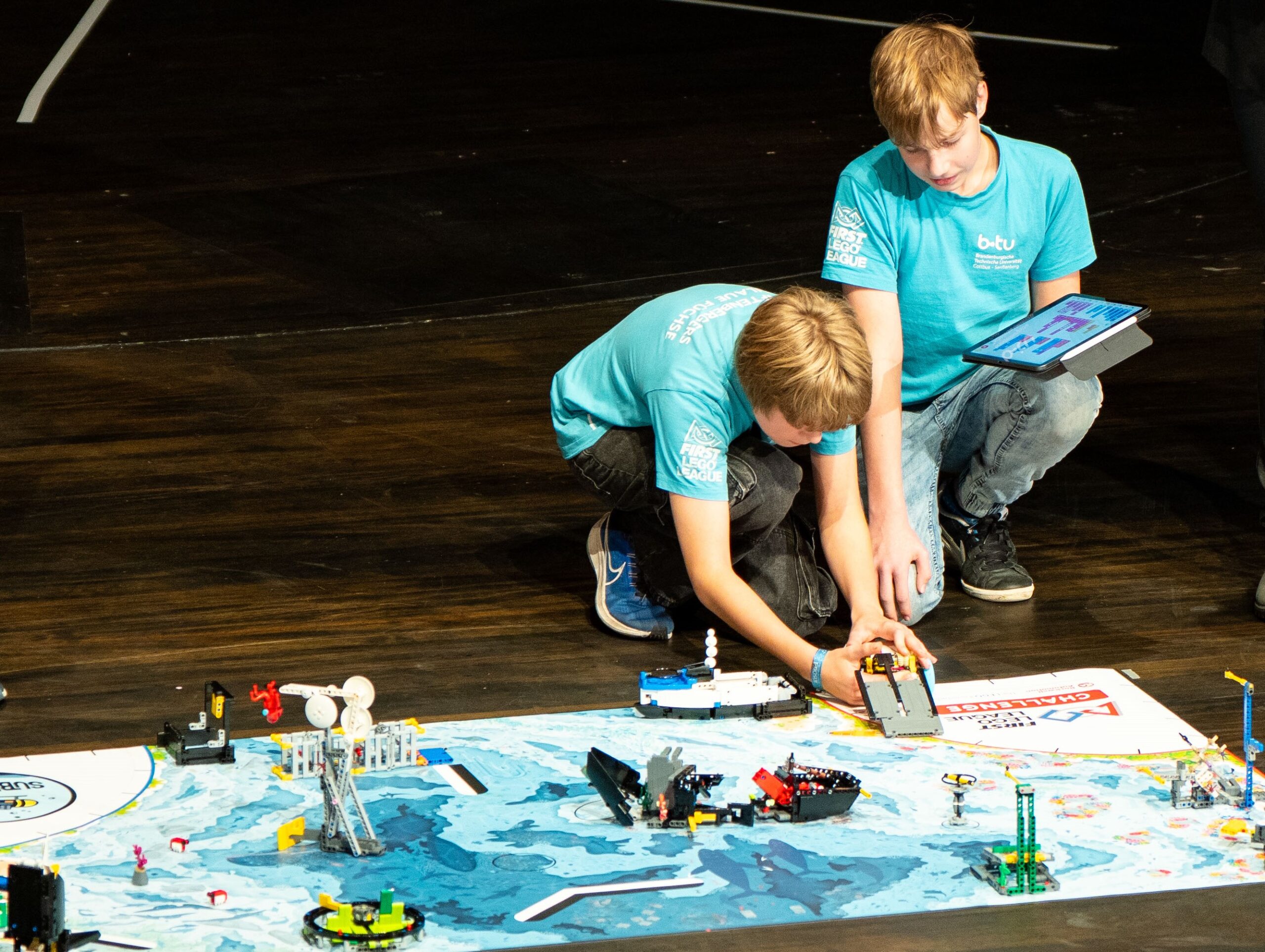 Schüler aus dem FIRST LEGO League-Team der BTU präsentierten ihr Projekt im Rahmen der Auftaktveranstaltung zum Wintersemester 2025/26 in der neuen Bühne Senftenberg.