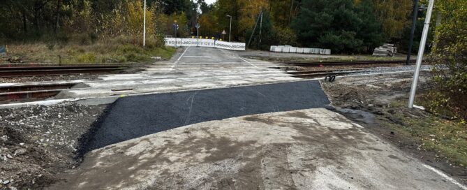 Der Bahnübergang an der Schmellwitzer Straße mit der Sperrung aufgrund von Bauarbeiten.